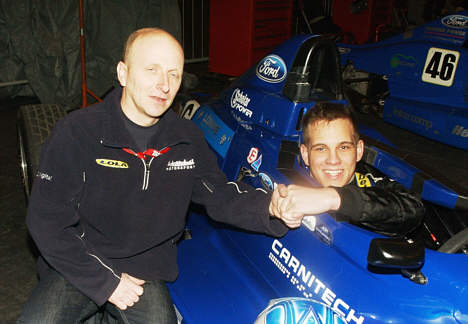 Teamchef for Fluid Motorsport Development: Lindsay Allen (t.v.) er godt tilfreds med Marco L. Sørensen foreløbige præstationer som testkører.